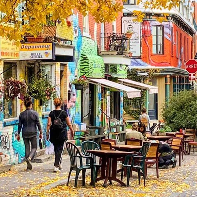 The café terrace on Duluth in autumn